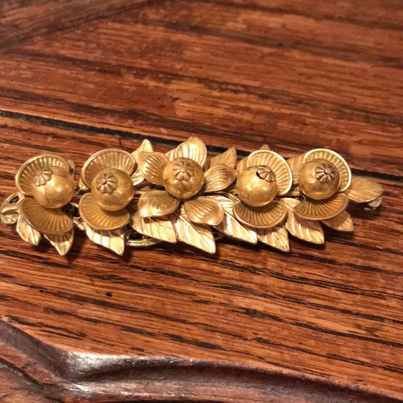 Vintage Jewelry - Very detailed brass? flower/berry VTG brooch